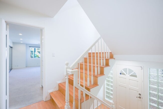 Building Photo - SPACIOUS, TRI-LEVEL, 3BR3.5BA HOME W/ ROOF...