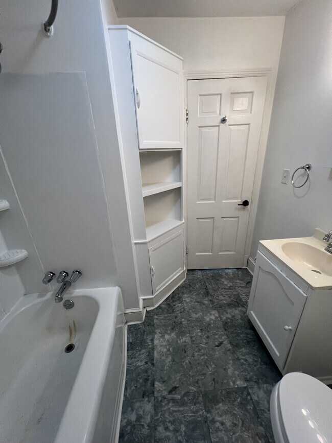 Building Photo - 215 Richmond Ave