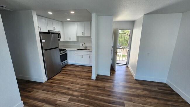 Building Photo - 988 El Camino Dr