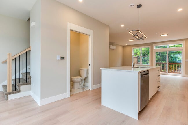 Building Photo - 72 Colonial Cres