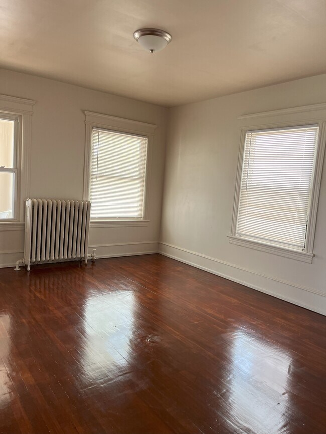 Sala de estar - 2 N Austin Ave