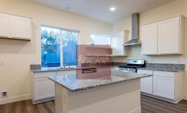 Foto del edificio - Beautiful Townhome by the Truckee River- K...