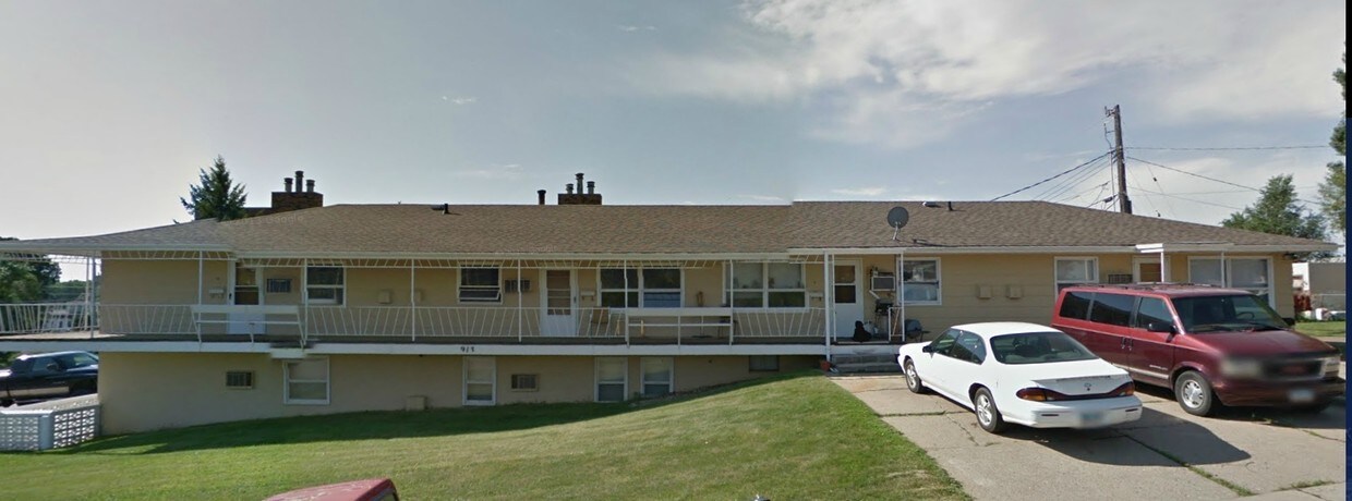 Primary Photo - 913 Riverview Ave