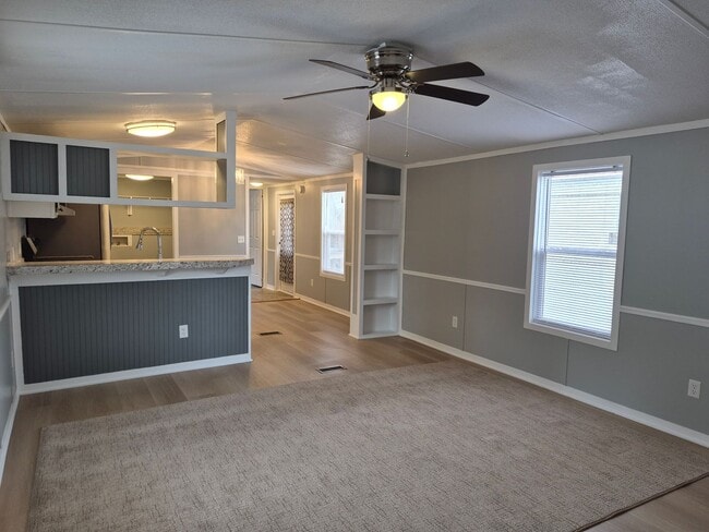 Building Photo - New Listing!!