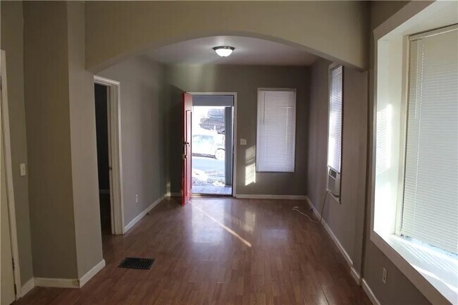 Foto del edificio - 302 N Oakley Ave