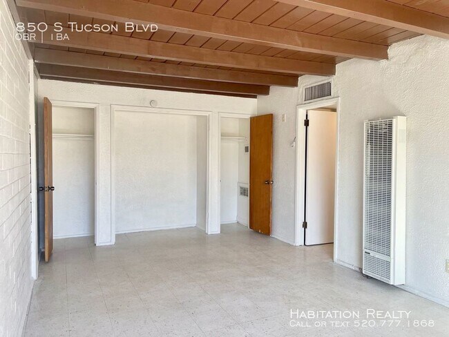 Building Photo - Cute, pet friendly studio near Reid Park!