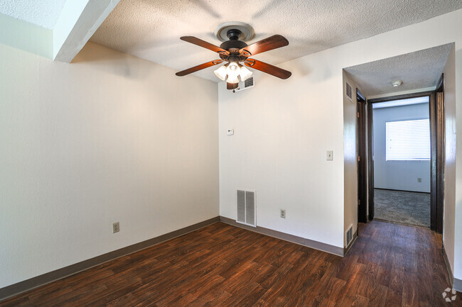 1BR, 1BA - 685SF - Dining Room - Villa West Apartments