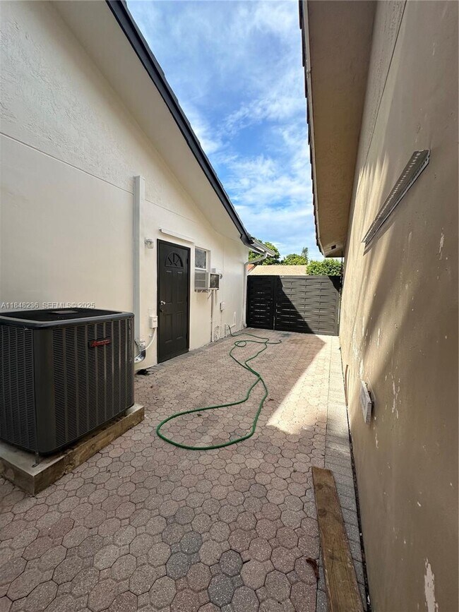 Foto del edificio - 15882 SW 138th Ct