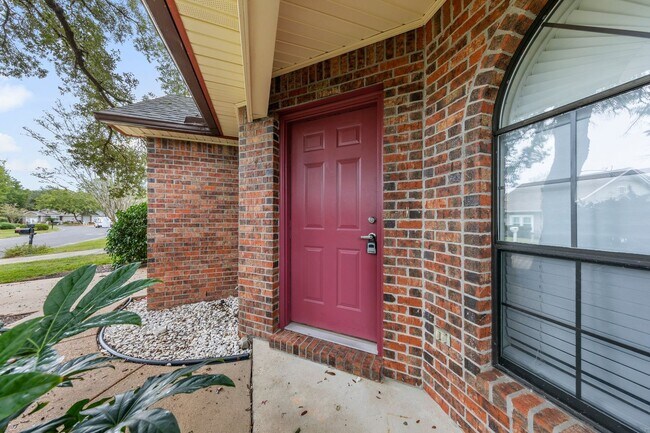 Building Photo - Charming Home in Parkwood Circle!