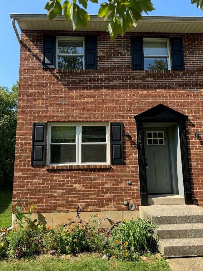 Foto del edificio - COMPLETELY REMODELED THREE BEDROOM Twin
