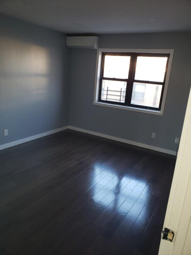 Foto del edificio - 8387 C Woodhaven Blvd