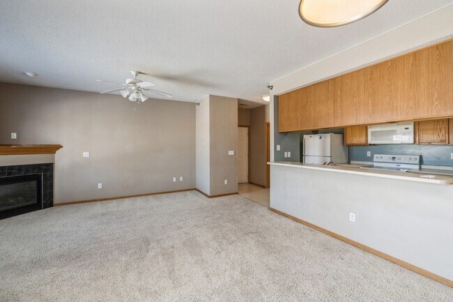 Building Photo - AFFORDABLE CONDO!! 2 Bedroom, 2 Bath Condo in Waukee