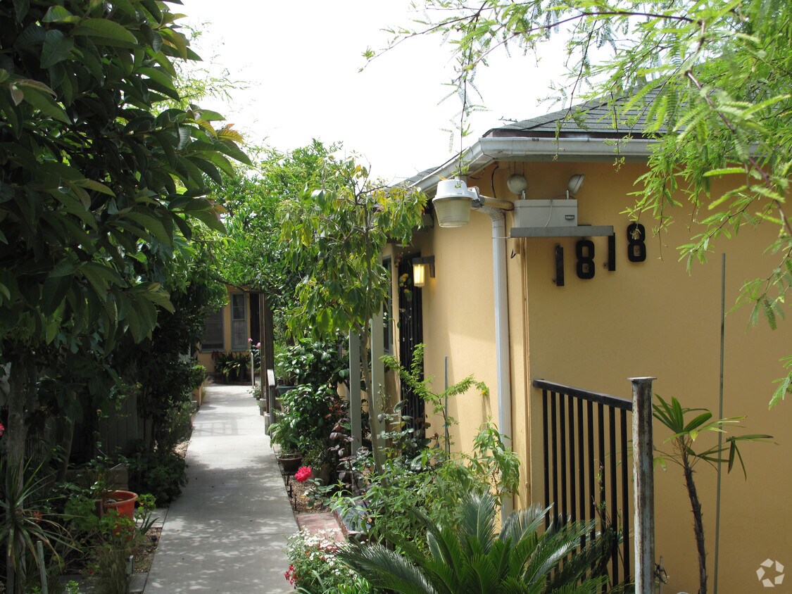 Foto del edificio - 1810 Oak St