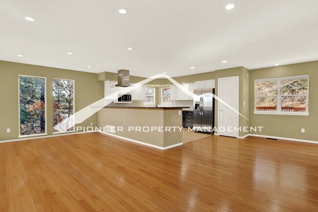 Foto del edificio - 5 bedroom, 3.5 bath home in North West Colorado Springs
