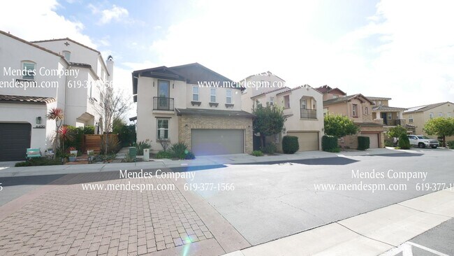 Foto del edificio - Spacious 4-bed, 3-bath Townhome in La Cost...