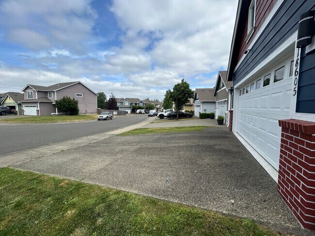 Building Photo - Beautiful 3 bedroom, 2.5 bath House in Puy...