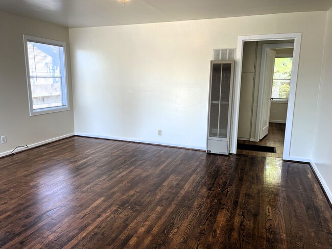 Building Photo - Pet-friendly home with hardwood floors and...