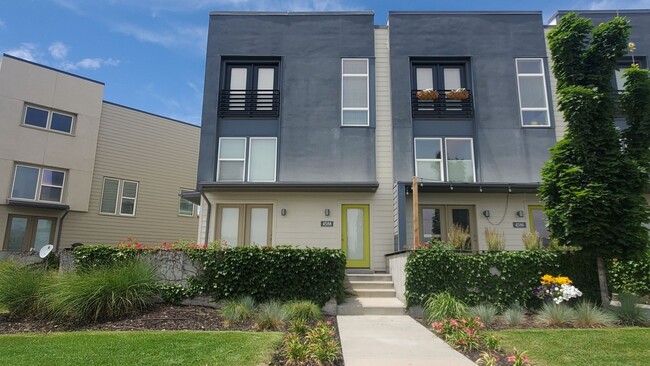 Foto del edificio - 2 Master Suites Townhome 2 Car Garage