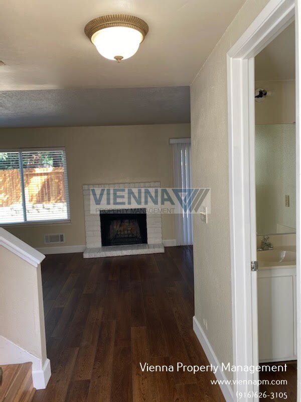 Foto del edificio - 6035 Woodside Dr