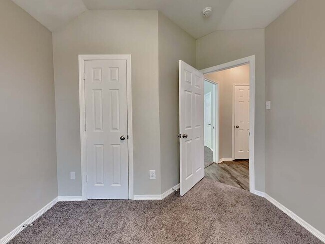 Foto del edificio - 1043 Springhill Dr