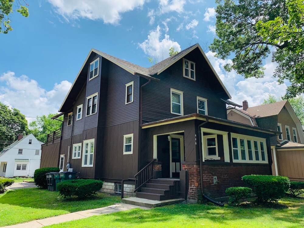 Primary Photo - 446 Grove St