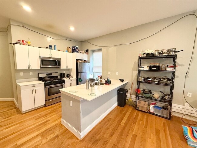 Foto del edificio - 301-305-305 Dudley St