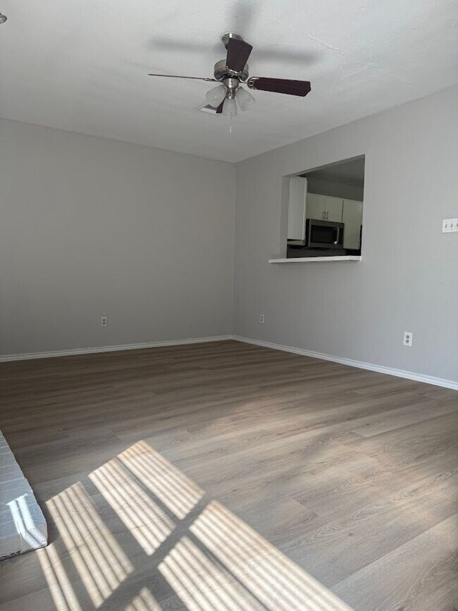 Foto del edificio - River Crossing - 2BD Townhome - Two Story - Near Downtown - Full Laundry - Small Yard - Reserved ...