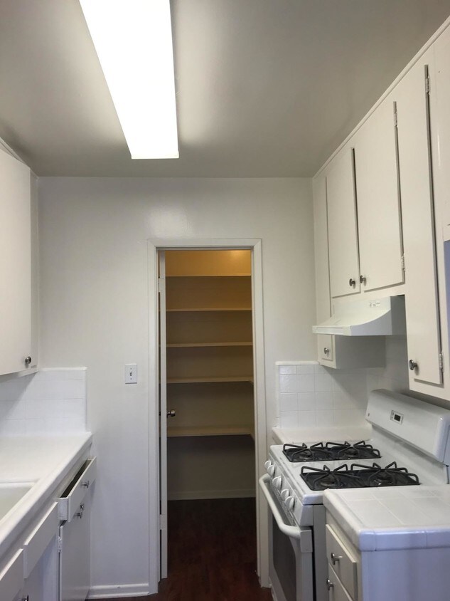 Foto principal - 4711 Beverly Blvd