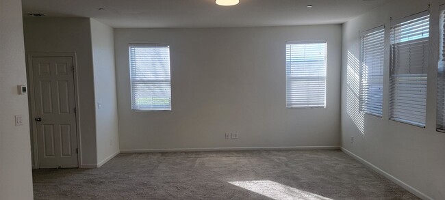 Building Photo - Adorable 3 bedroom 2.5 bath home with loft