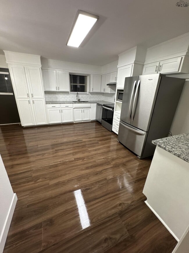 Building Photo - 4126 Lenore Dr