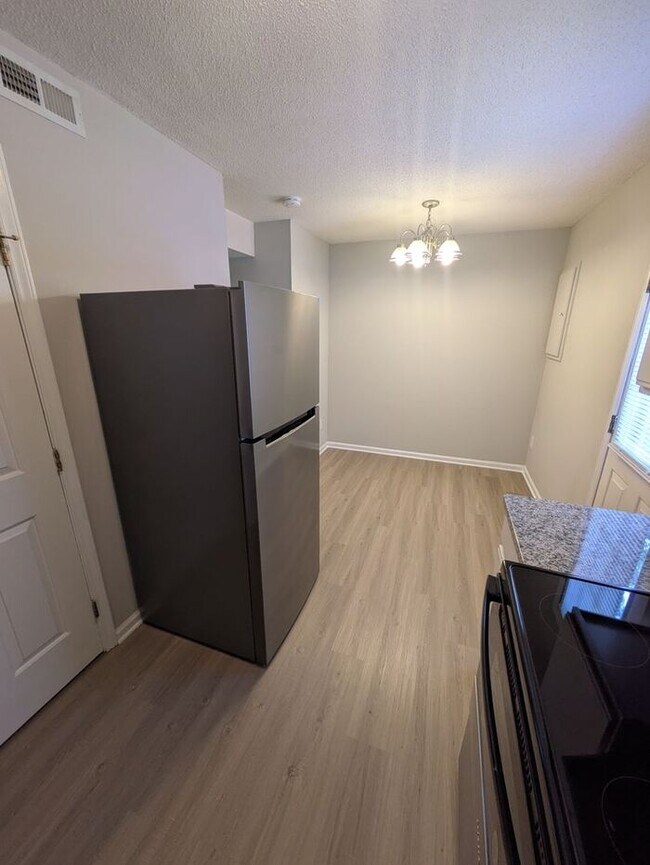 Foto del edificio - Renovated 2BD/1.5 Unit at Northowne Heights