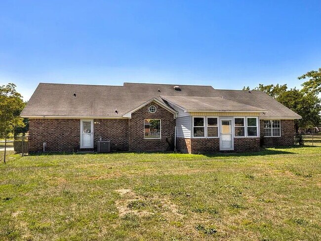 Foto del edificio - Lawn care included!