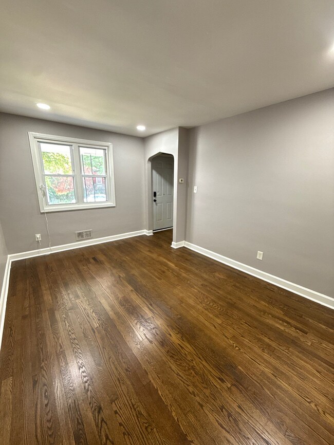 Building Photo - 2 Bedroom Townhome
