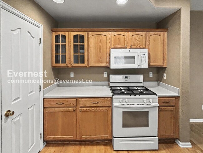 Building Photo - 3 Bed, 3 Bath Townhome with Garage / Available Now!