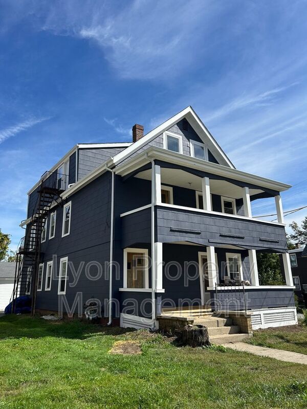 Building Photo - 70 Maple St