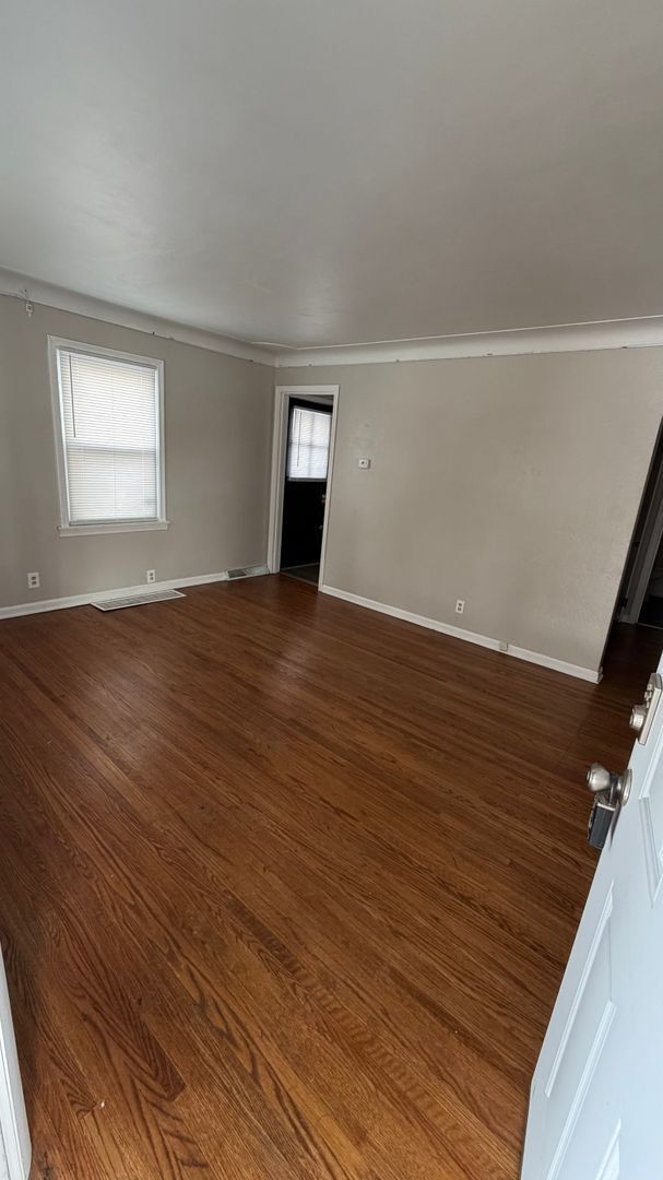 Building Photo - ***NEW ON THE MARKET....DRIVE BY TO CHECK IT OUT-located near UT****