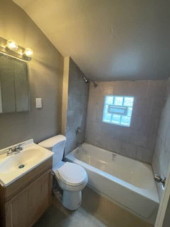 Building Photo - Large 2 Story Home