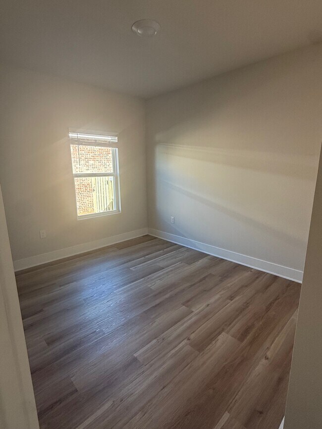 Foto del edificio - 676 Overland Dr