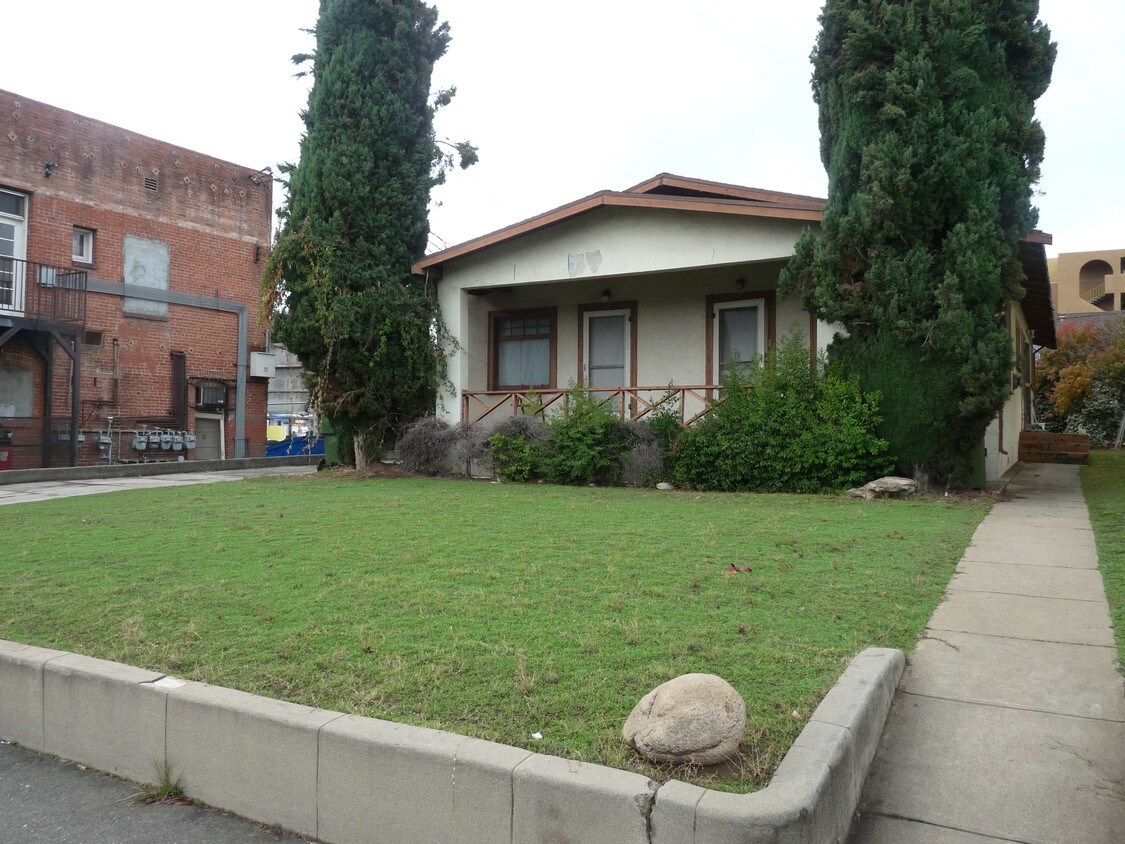 Building Photo - 15 N Primrose Ave