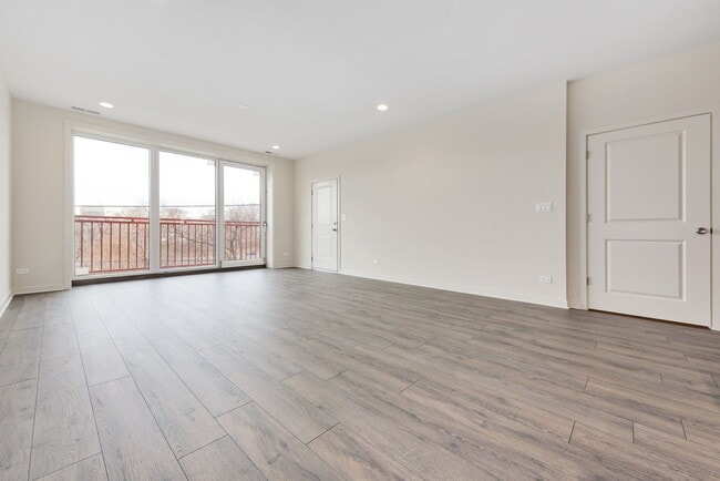 Building Photo - 2824 W Van Buren St