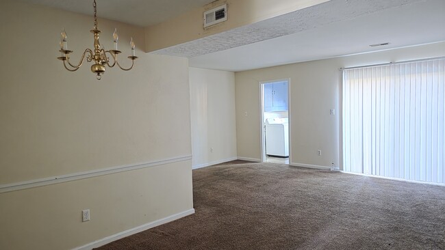 Building Photo - 389 Circuit Ln