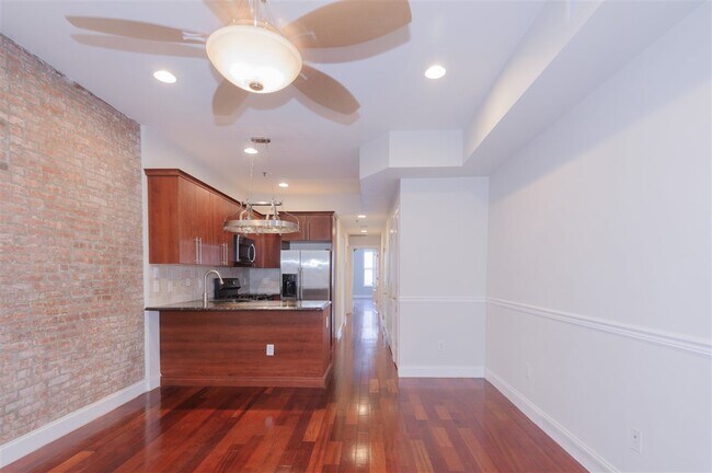 Building Photo - 744 Park Ave