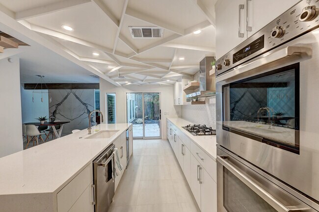 Foto del edificio - 1327 Castle Ct
