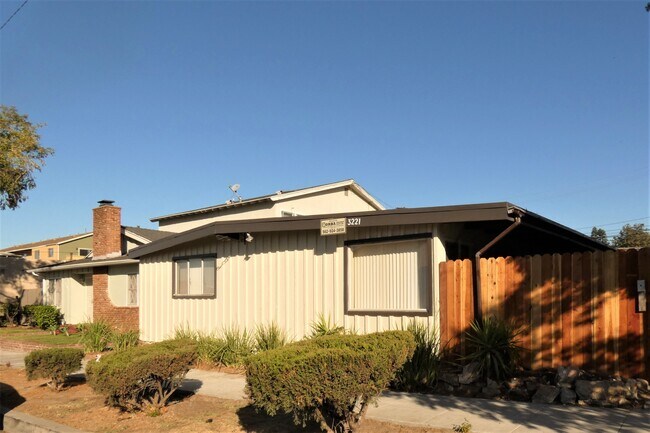 Building Photo - 3221 E Wilton St