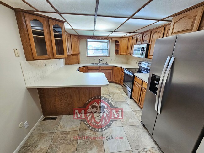 Building Photo - Spacious 5 Bd 3 Ba Home Cottonwood Heights