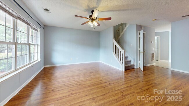 Foto del edificio - 1777 Forest Side Ln
