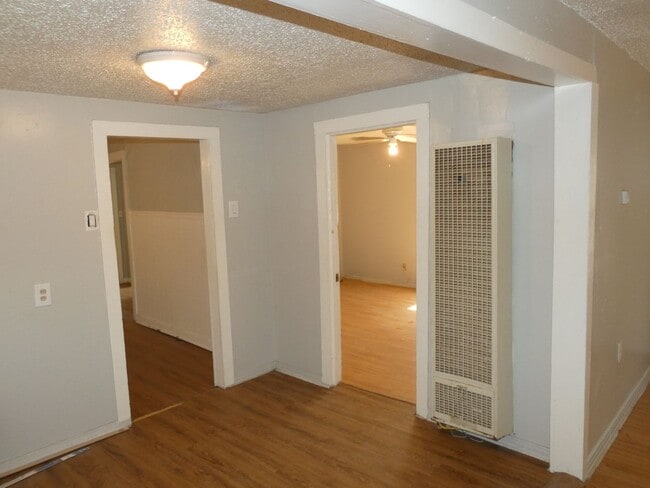Building Photo - 3 bedroom, 2 bath