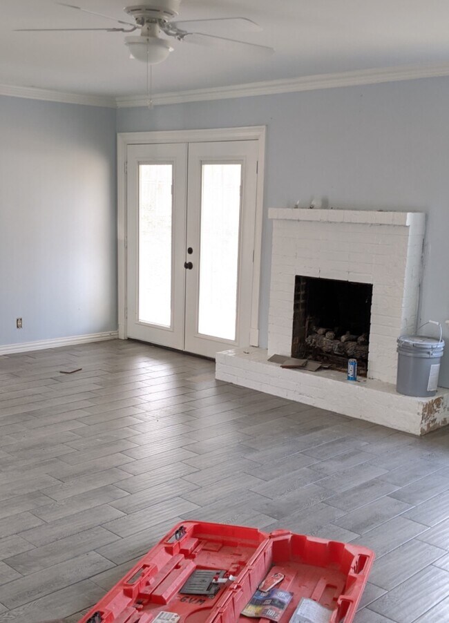 Building Photo - 2432 McKenzie Dr