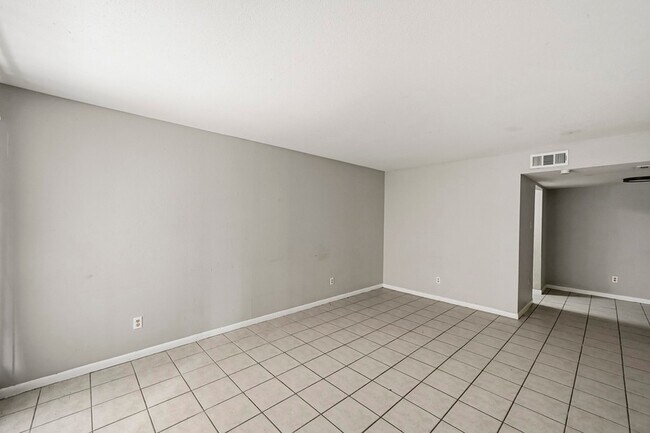 Foto del edificio - 9616 Long Point Rd