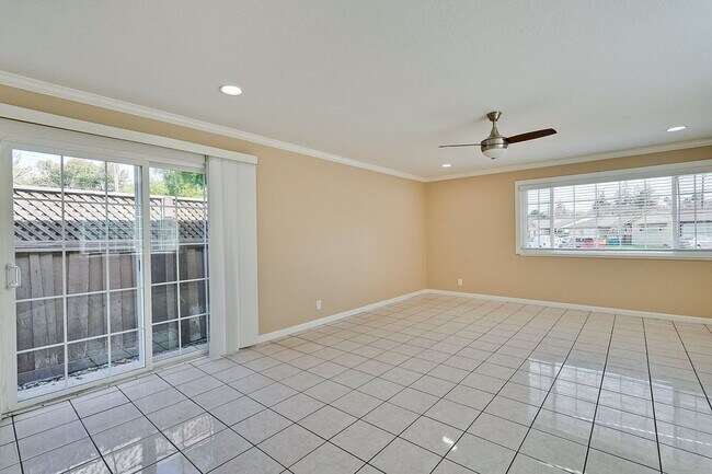 Foto del edificio - "Charming 2-Bedroom Retreat with 1100 Sq Ft of Comfort in Santa Clara!"